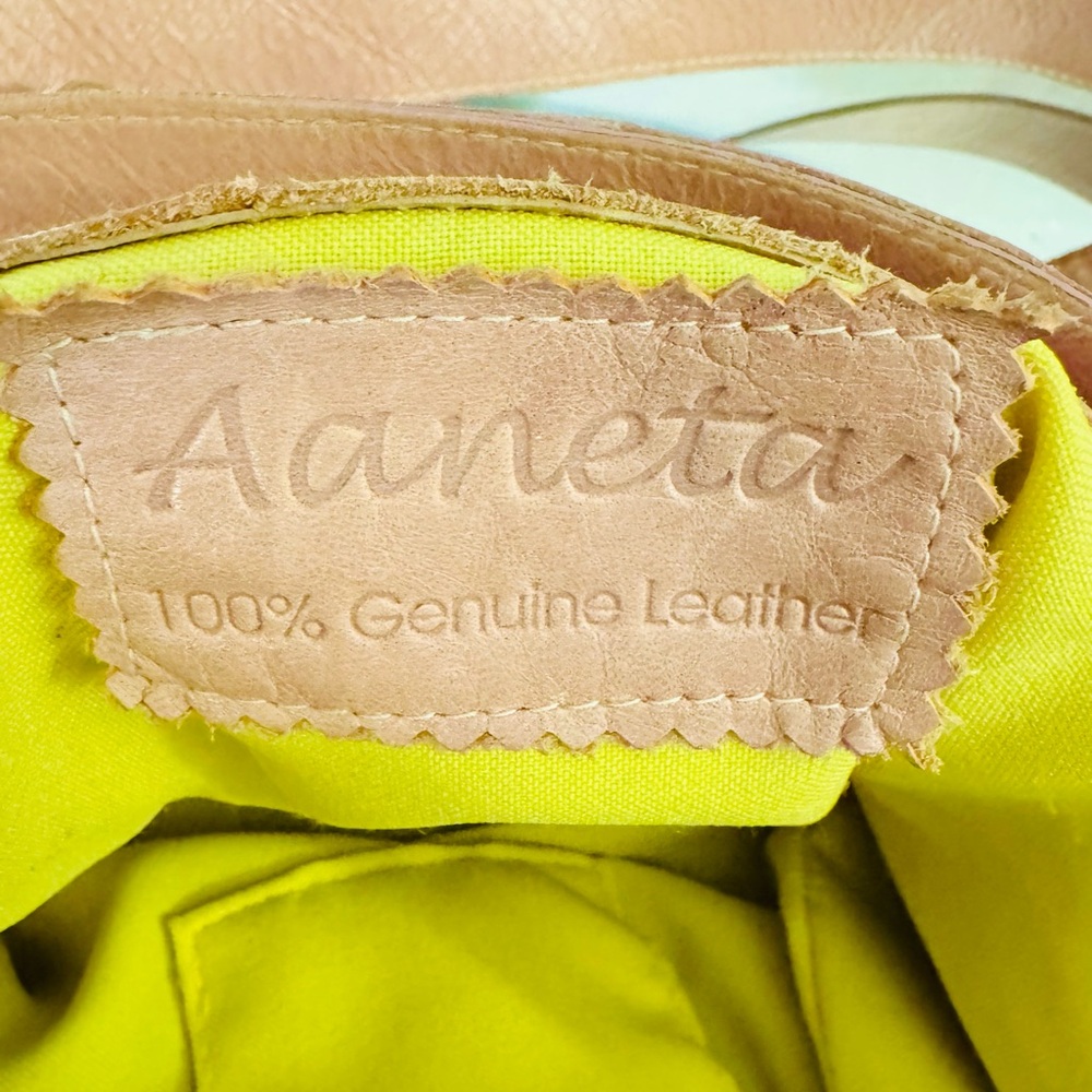 Aaenta Pink Leather Shoulder Bag - Picture 7 of 10